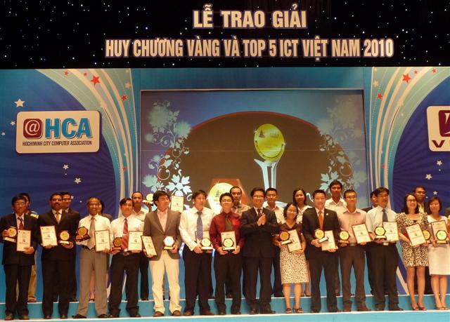 resize-of-copy-of-trao-giai-huy-chuong-vang-va-top-5-ict-vietnam-2010-1 (Small).jpg