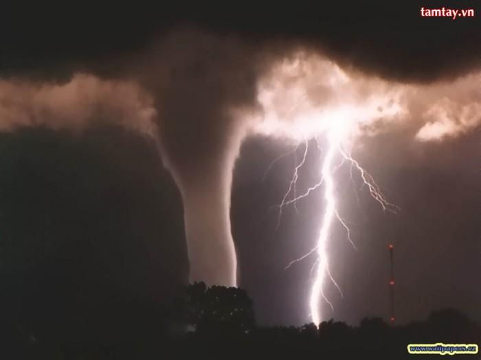 4804d6c5_lighting-and-tornado-storm-wallpaper_resize.jpg