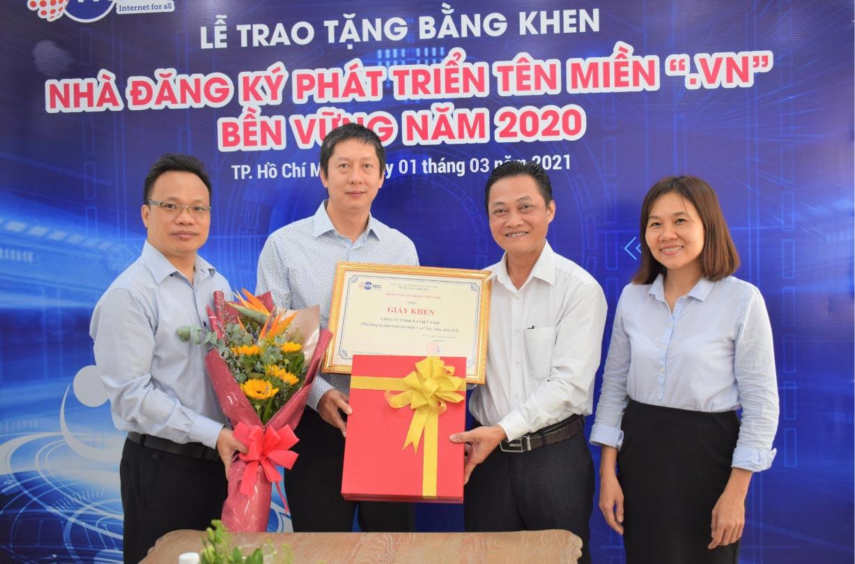 VNNIC trao tang bang khen PA 2020 - 1.jpg