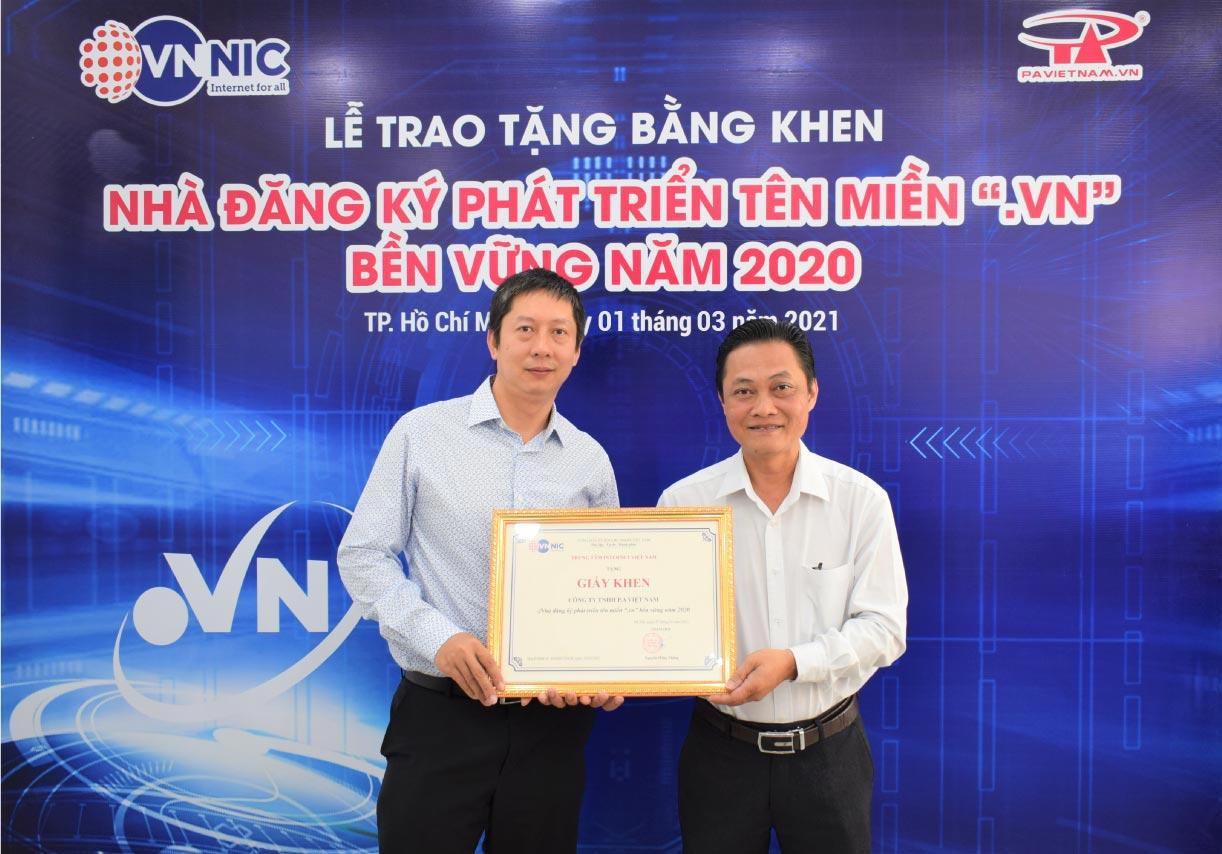 VNNIC trao tang bang khen PA 2020 - 2.jpg